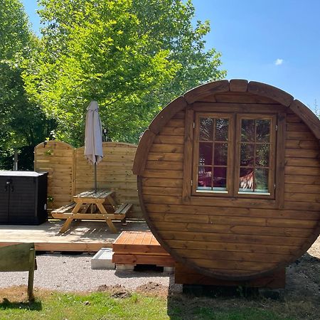 Tonneau Herbergement Insolite Au Camping Des Nieres Ebreuil Екстериор снимка