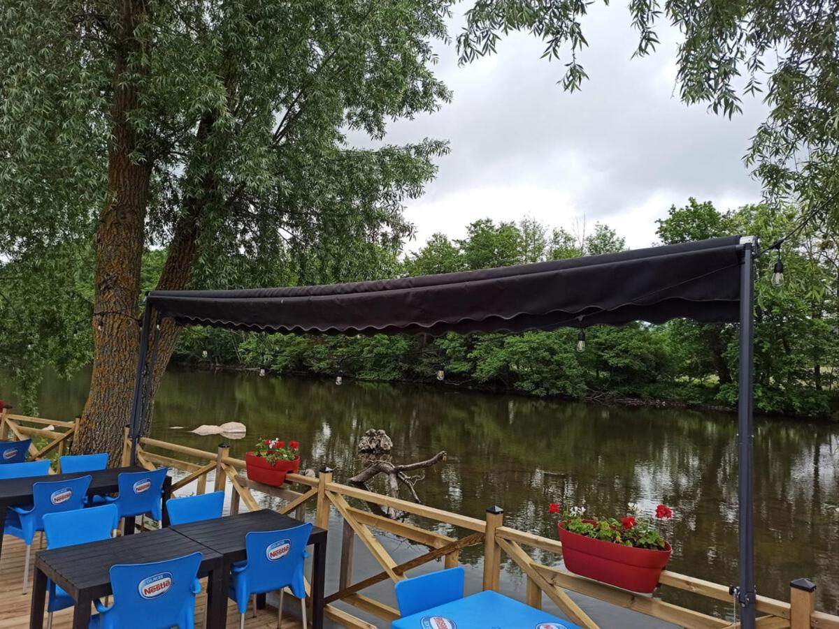 Tonneau Herbergement Insolite Au Camping Des Nieres Ebreuil Екстериор снимка