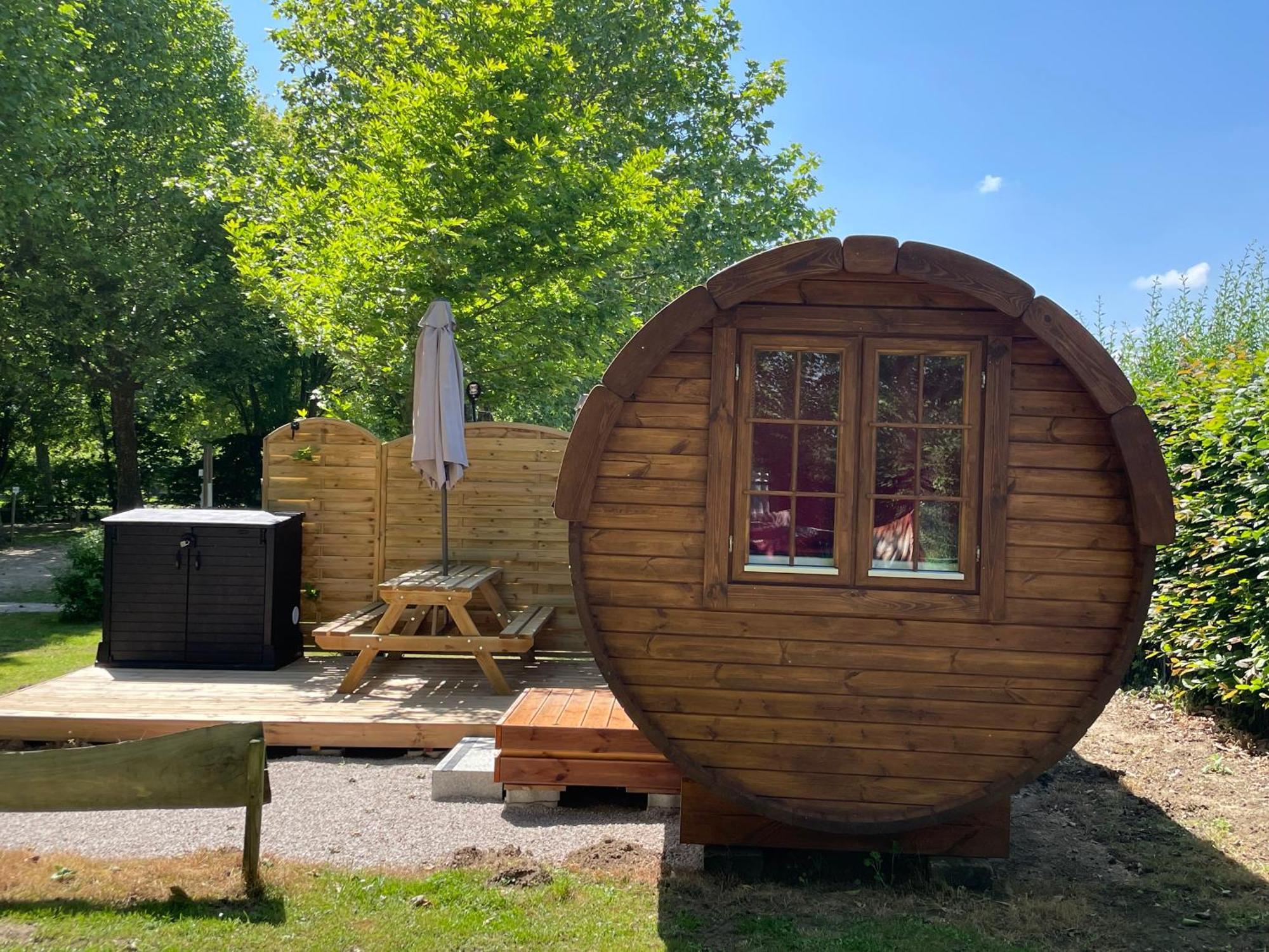 Tonneau Herbergement Insolite Au Camping Des Nieres Ebreuil Екстериор снимка