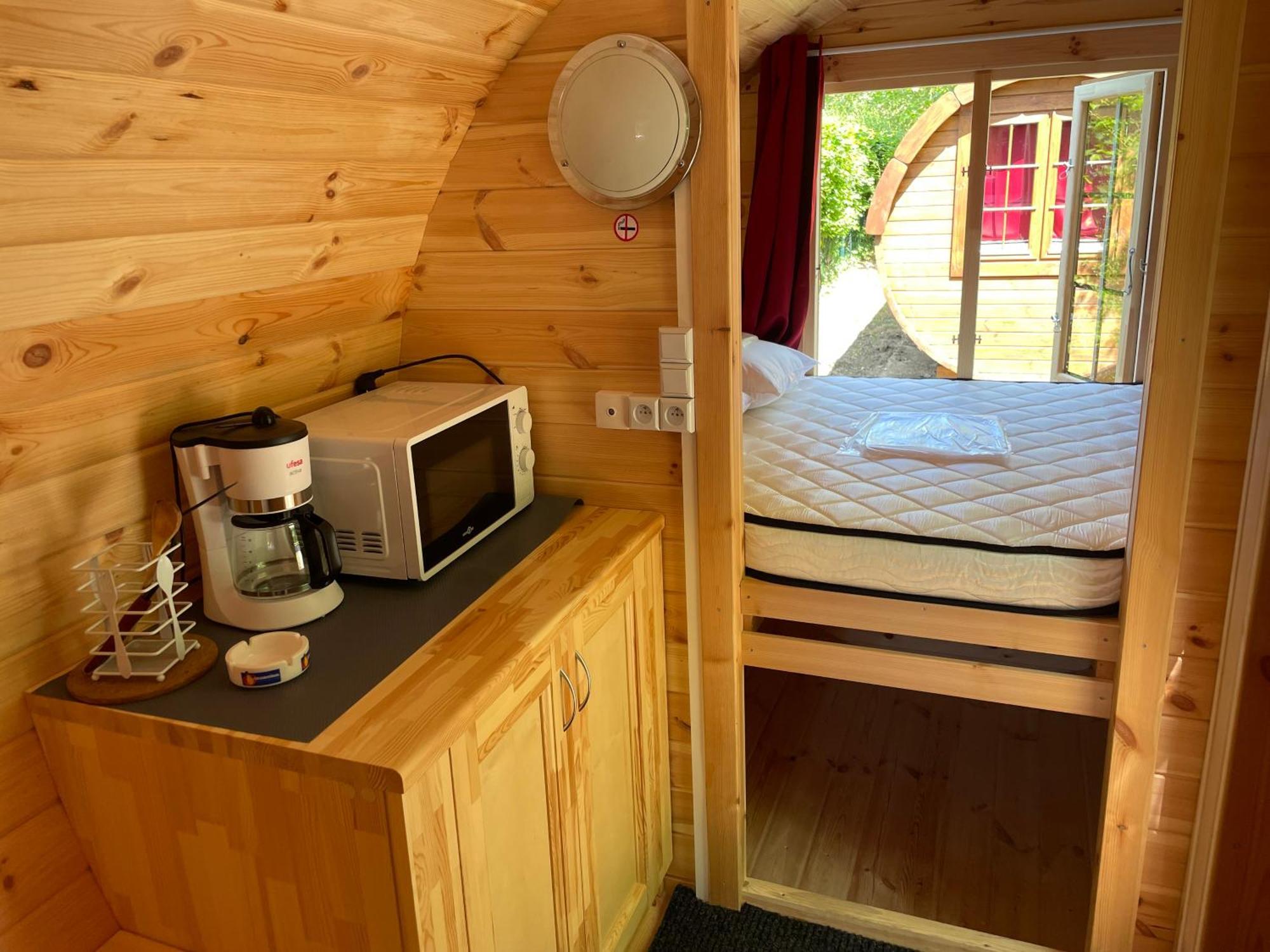 Tonneau Herbergement Insolite Au Camping Des Nieres Ebreuil Екстериор снимка