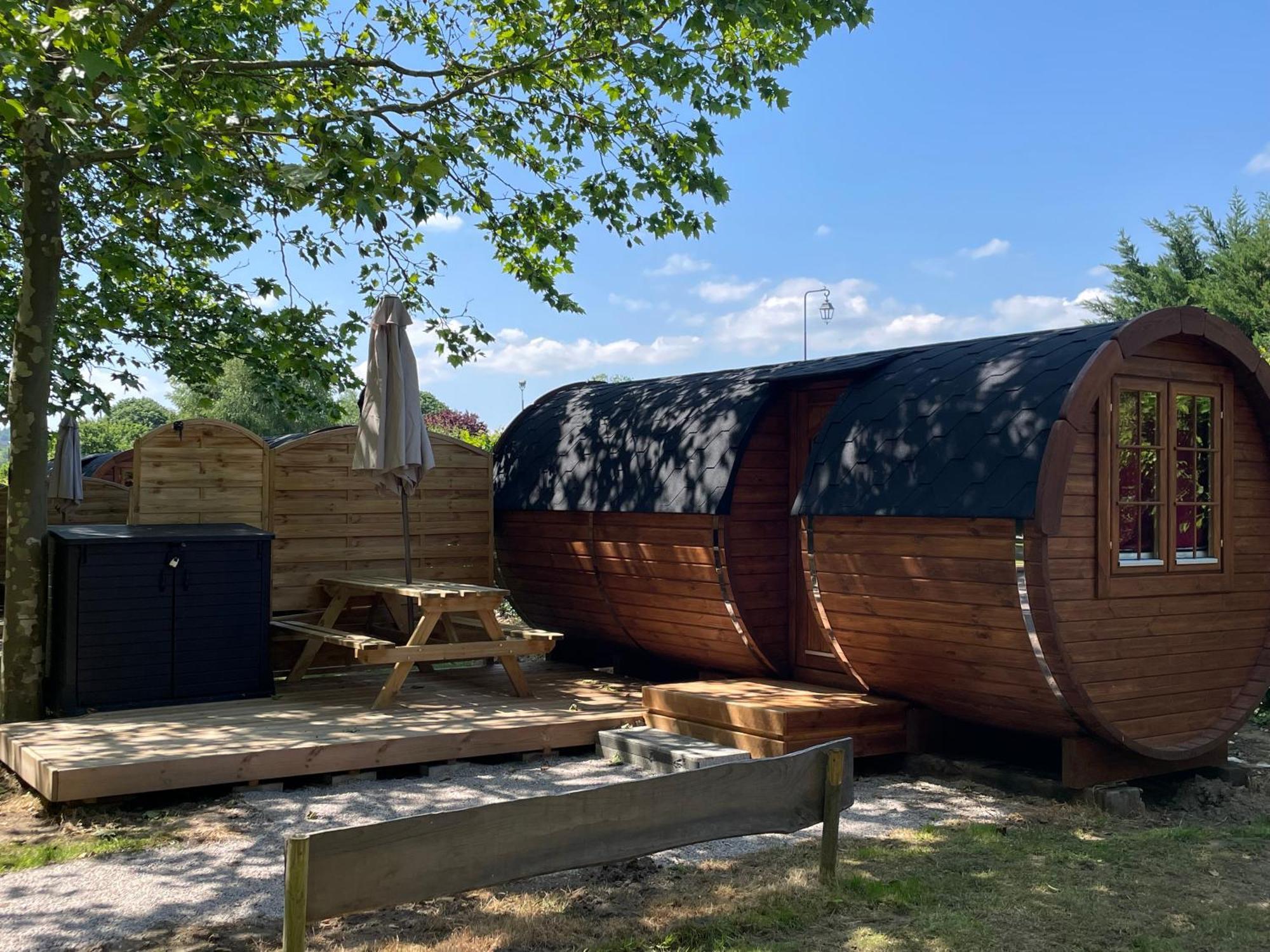 Tonneau Herbergement Insolite Au Camping Des Nieres Ebreuil Екстериор снимка