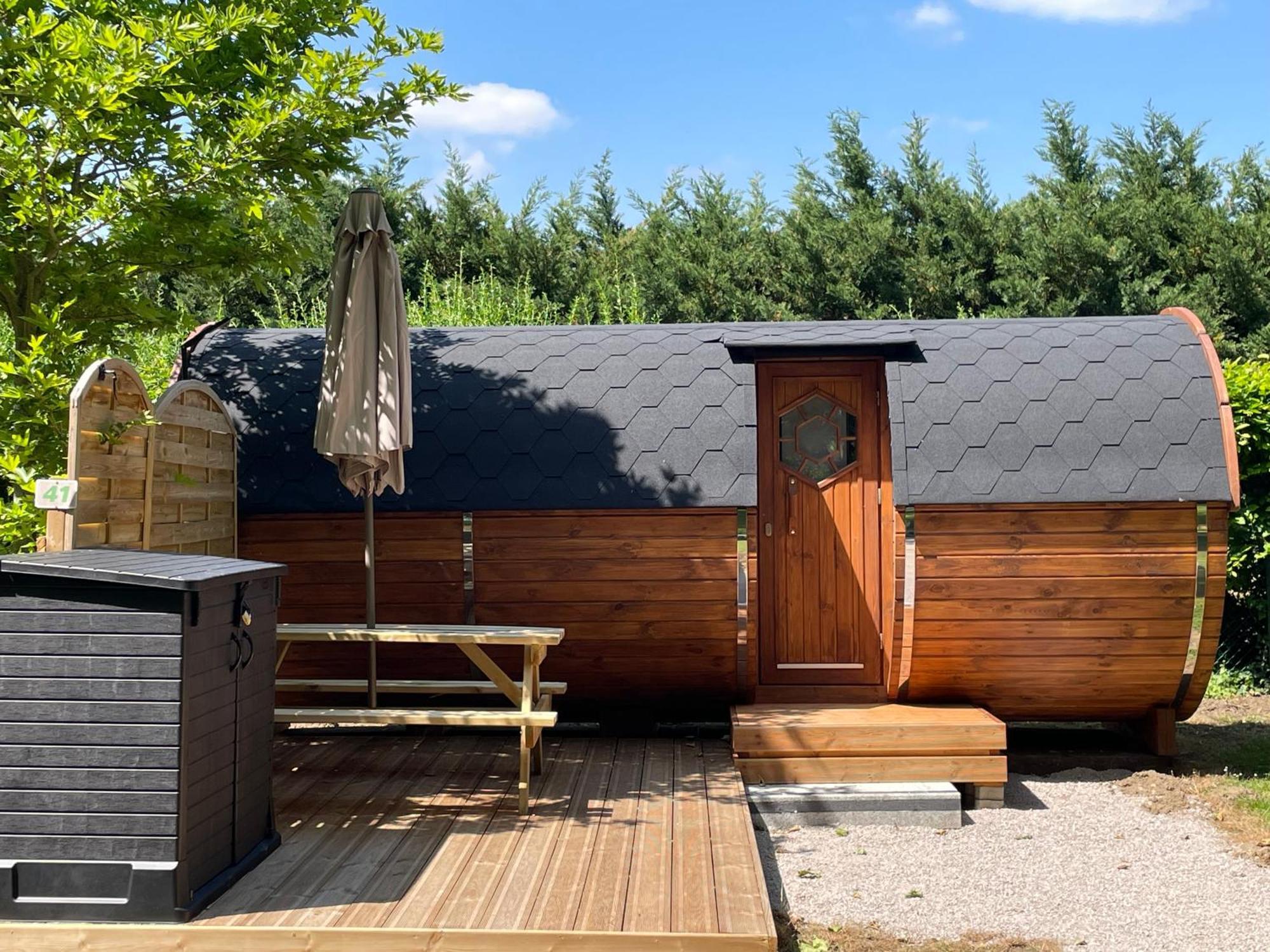 Tonneau Herbergement Insolite Au Camping Des Nieres Ebreuil Екстериор снимка